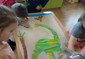 Dzieci malują dinozaury