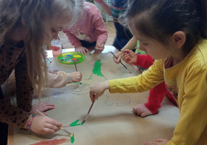 Dzieci malują dinozaury