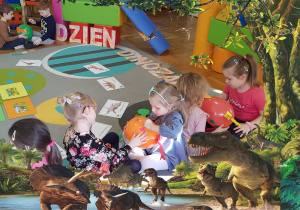 Zdjęcie w ramce z dinozaurami. Dzieci robią dinozaury z balonów.