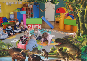 Zdjęcie w ramce z dinozaurami. Dzieci układają puzzle.