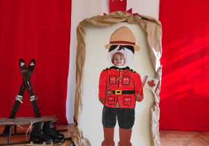 Amelka pozuje w fotobudce jako kanadyjski policjant