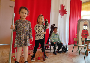 Dzieci poznały sporty narodowe kanadyjczyków między innymi hokej na trawie