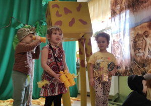 Dzieci spotkały żyrafę