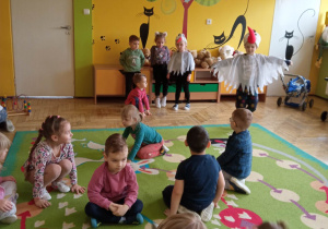 Dzieci bawią sie w "Bociany i żabki"