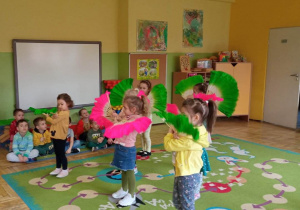 Taniec motyli w wykonaniu dziewczynek