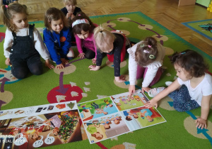Dzieci wskazują ilustrację na której widać elementy związane z wielkanocą