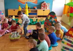 Dzieci biorą prezenty z koszyczka.