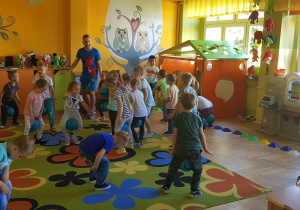 Dzieci z Jeżyków i Biedronek uczestniczą w zabawach ruchowych.
