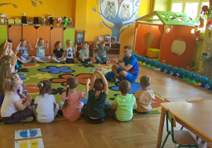 Dzieci z Jeżyków i Biedronek uczestniczą w zabawach ruchowych.