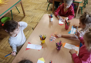 Dzieci robią swoje własne rakiety z kolorowego papieru i bibuły
