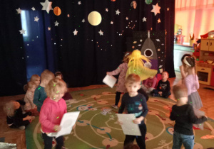 Dzieci naśladują ruch planet wokół słońca