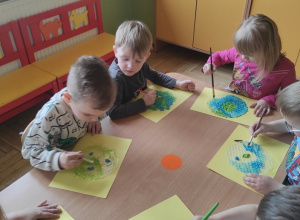 Dzieci malują farbami planetę ziemię