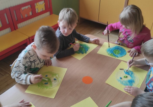 Dzieci malują planetę ziemie farbami