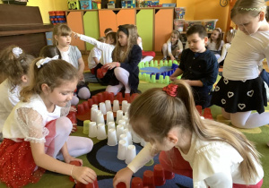 Dzieci układają z kubeczków godło Polski