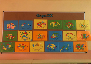 Wystawa prac dzieci - jeżyki wyklejone kolorowymi kółkami.