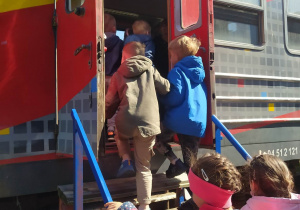 Dzieci wsiadające do wagonu