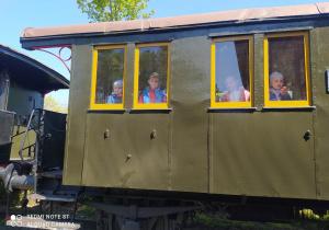 Dzieci wyglądające przez okna wagonu