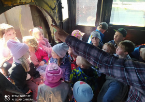 Dzieci w środku starej lokomotywy parowej