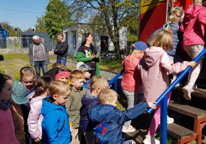 Dzieci zwiedzają Skansen lokomotyw.