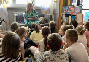 Pani Anna czyta dzieciom w bibliotece