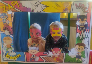 Chłopcy w fotobudce z superbohaterami.