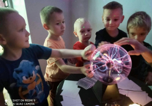 Dzieci dotykają magicznej kuli