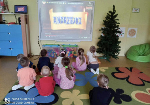 Dzieci oglądają film o Andrzejkach