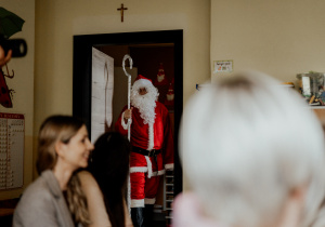 Święty Mikołaj wchodzi na salę