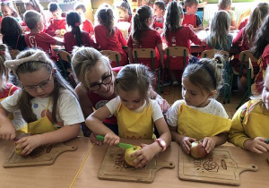 Dzieci kroją jabłka.