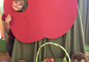 Lenka w fotobudce z jabłkiem.