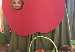 Natalka w fotobudce z jabłkiem.