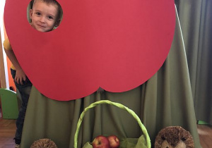 Alan w fotobudce z jabłkiem.