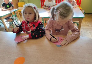 Jula i Hania S. malują kropki na biedronce