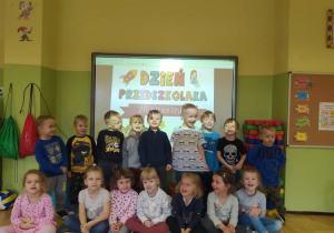 Dzieci na tle kolorowego napisu Dzień Przedszkolaka