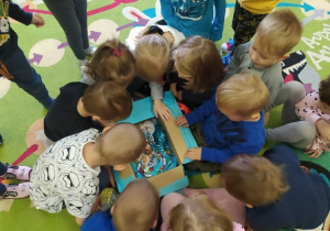 Dzieci odnajdują skarb ukryty w niebieskim pudełku