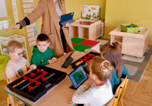 Budują z lego używając instrukcji na tablecie