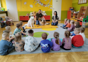 Dzieci zapoznają się z pieskami