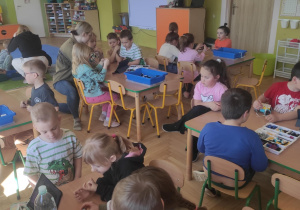 Dzieci budują pojazdy przy pomocy aplikacji LEGO