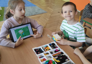 Dzieci budują pojazd przy pomocy aplikacji z klocków LEGO