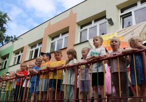 Dzieci śpiewają piosnkę Świat to wielka tajemnica