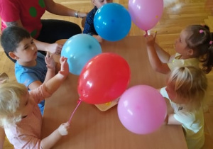 Malowanie kropek z farby na balonach