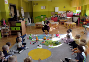 Nauczyciel zapoznaje dzieci z wyglądem i nazwą warzyw