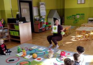 Nauczyciel zapoznaje dzieci z wyglądem i nazwą warzyw