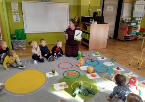Nauczyciel zapoznaje dzieci w wyglądem i nazwą warzyw
