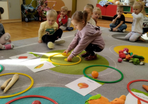 Dziecko układa warzywo w wyznaczonym miejscu