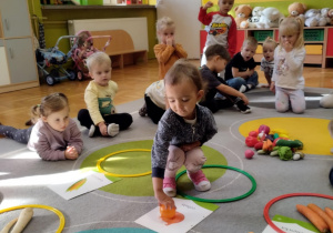 dziecko układa warzywo w wyznaczonym miesjcu