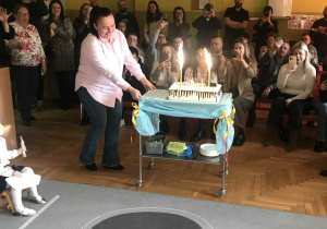 Na salę został wniesiony tort