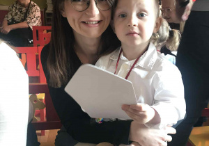 Miłoszek z mamą po uroczystości