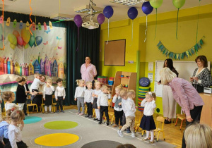 Dzieci śpiewają piosenkę