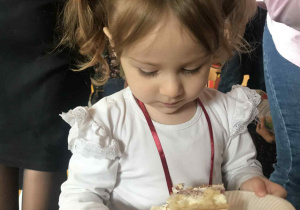 Klara częstuje się tortem